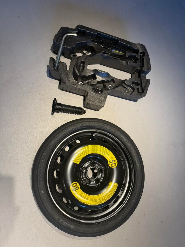Thuiskomer 18 inch met krik en schuim , vw audi seat  skoda, Auto diversen, Ophalen, Zo goed als nieuw, Manueel, Schaarkrik