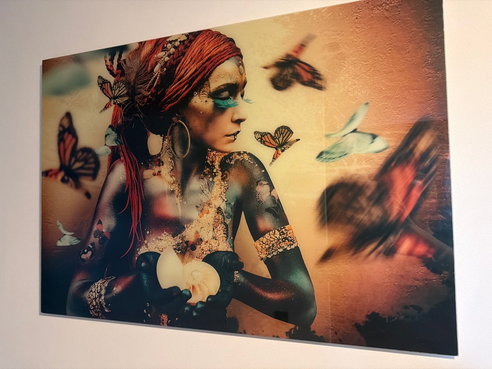 Modern schilderij: Vrouw met vlinders en schelp, Antiek en Kunst, Ophalen, Figuren, Kunststof, Gelakt/vernis