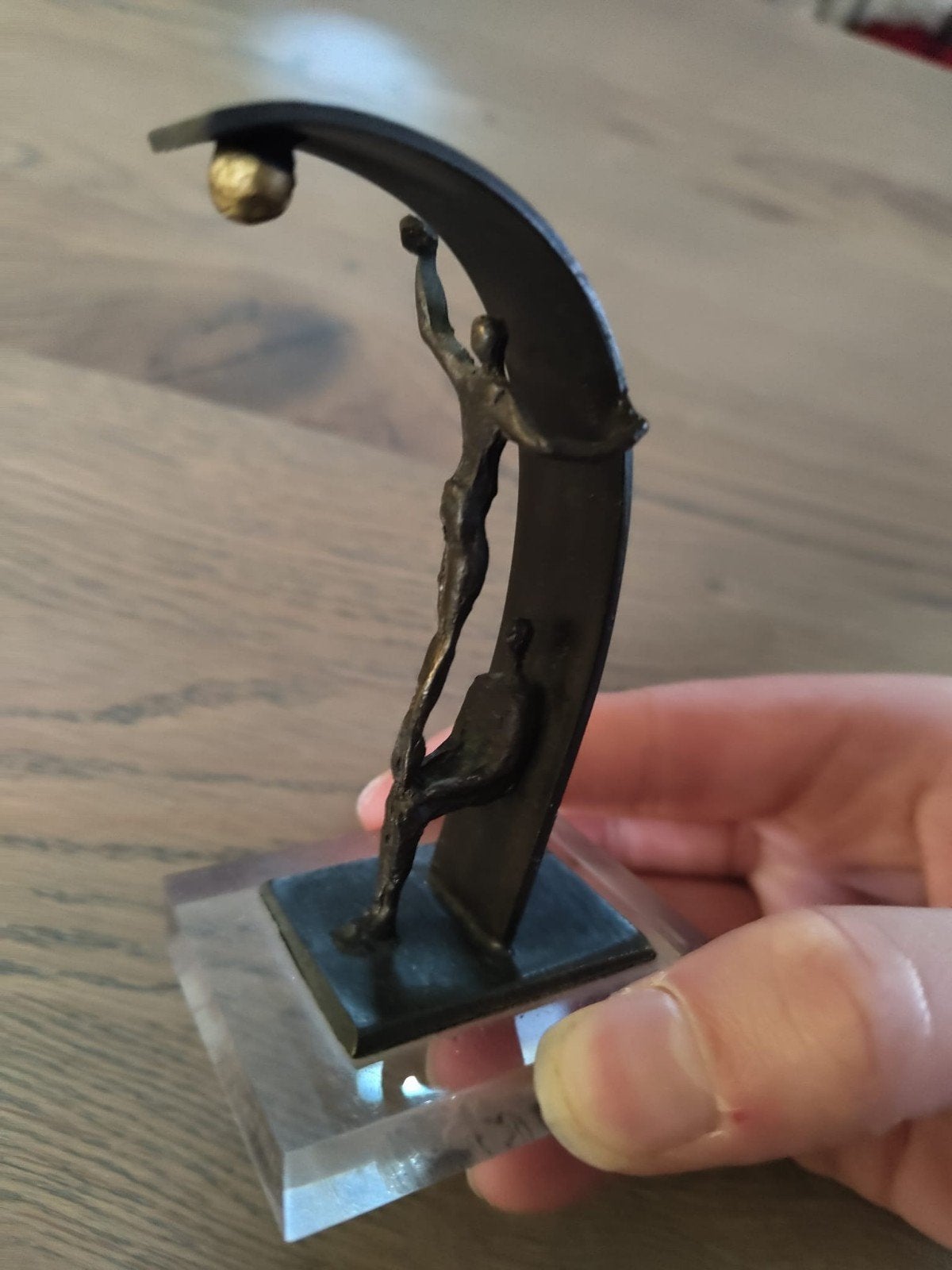 Bronzen beeldje Corry Ammerlaan - met hulp de gouden bal, Verzamelen, Ophalen of Verzenden, Zo goed als nieuw, Mens