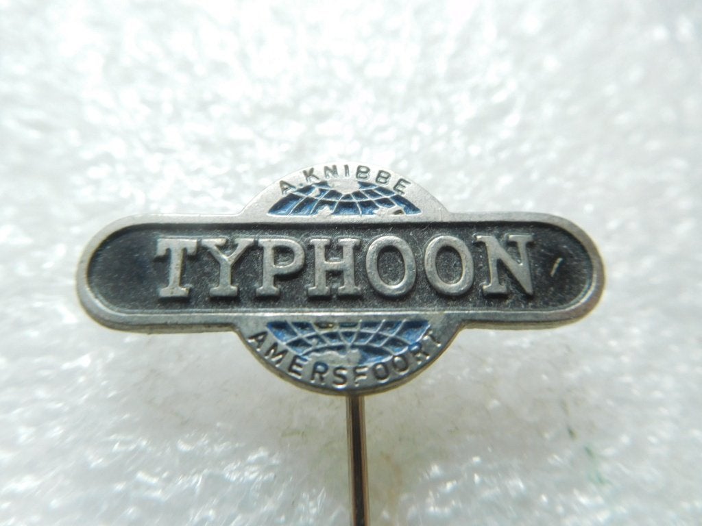 speldje Typhoon A. Knibbe Amersfoort, Verzamelen, Speldjes, Pins en Buttons, Verzenden, Zo goed als nieuw, Overige onderwerpen