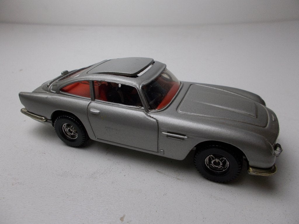 2002 Corgi JAMES BOND 007 ASTON MARTIN DB5 1:32 + BANDIET!