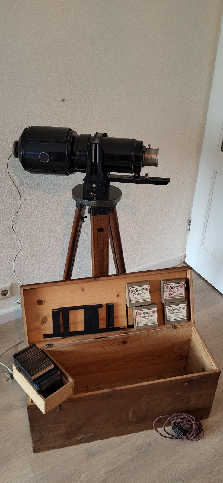 Antieke Optica Diaprojector met statief en kist, Audio, Tv en Foto, Ophalen, Gebruikt