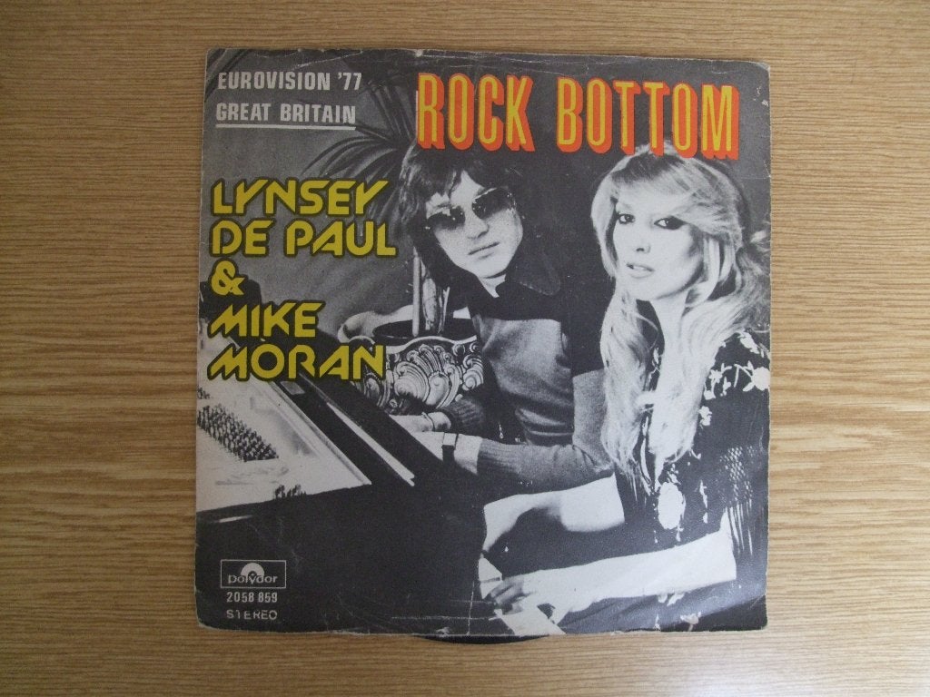 EUROVISION '77  LYNSEY DE PAUL & MIKE MORAN     ROCK BOTTOM, 7 inch, Ophalen of Verzenden, Zo goed als nieuw, Pop