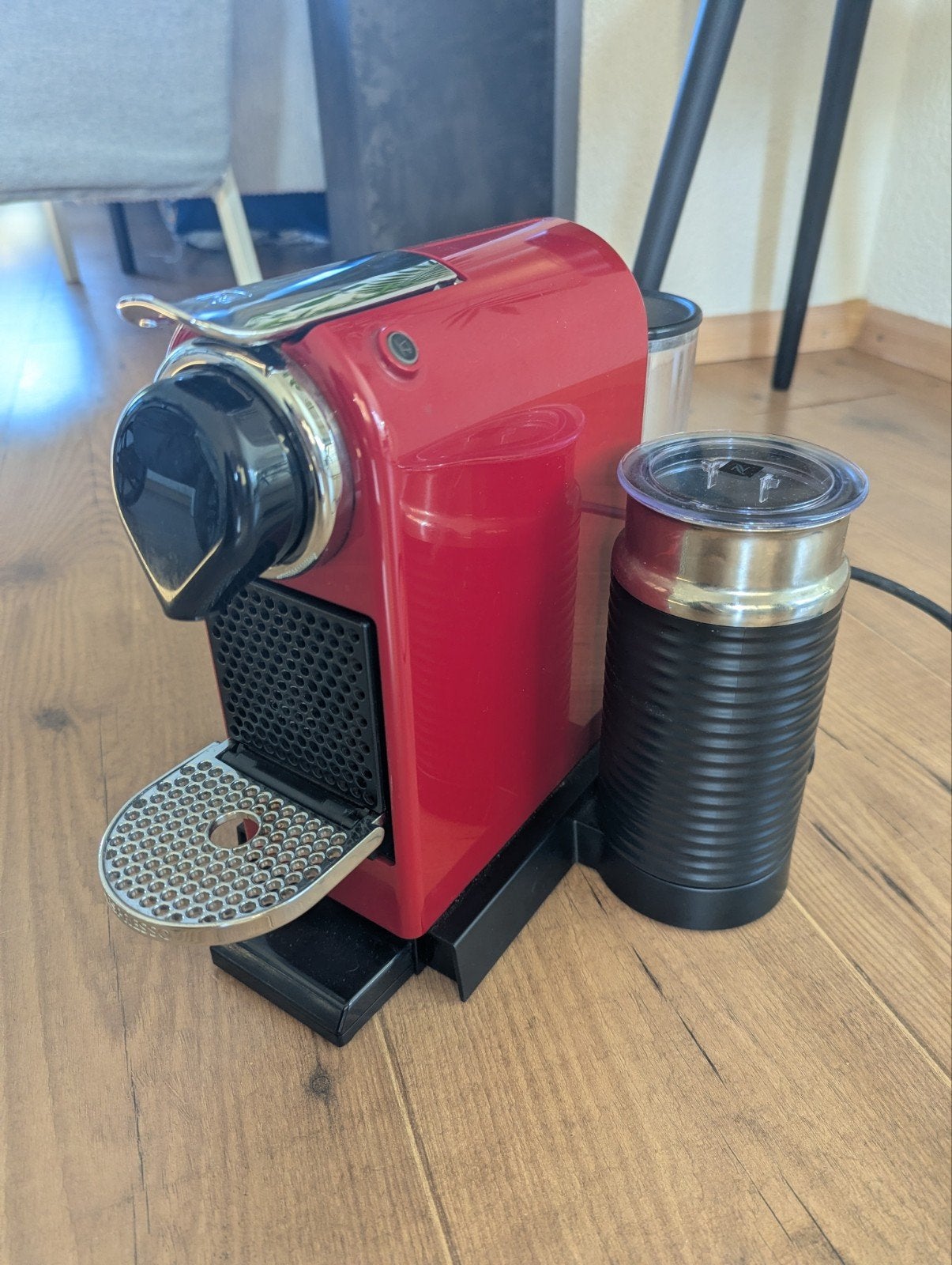 Nespresso Inissia Rood met Melkopschuimer, Witgoed en Apparatuur, Espresso apparaat, Ophalen of Verzenden, Zo goed als nieuw, 1 kopje