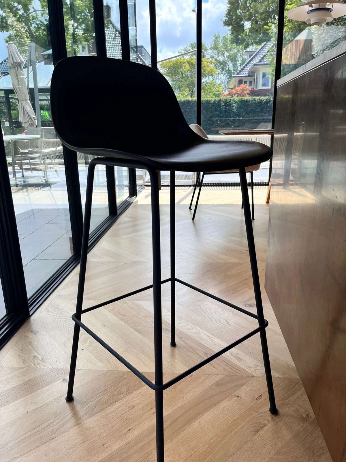 Muuto Fiber Backrest Tube barkruk zwart, Huis en Inrichting, Barkrukken, 1 kruk, Ophalen, Zo goed als nieuw, 60 tot 90 cm