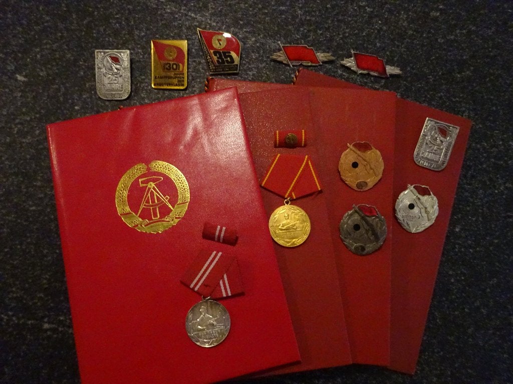 DDR: set Kampfgruppen - oorkonden - medailles - etc..., Ophalen of Verzenden, Landmacht, Duitsland, Lintje, Medaille of Wings