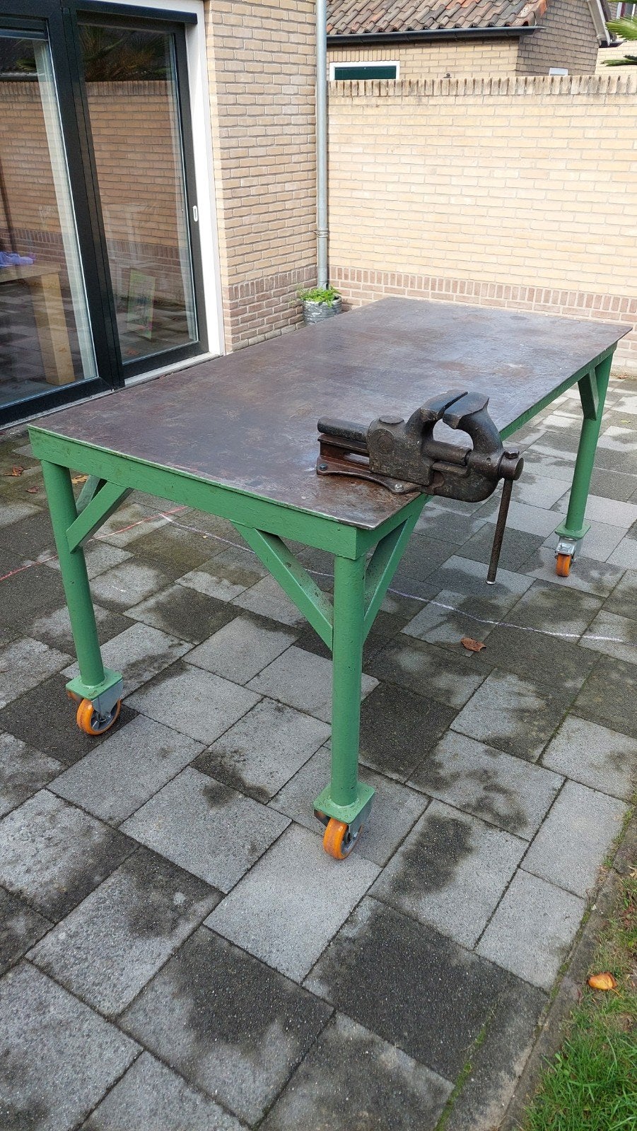 Stalen werkbank met bankschroef en wielen (lastafel), Ophalen, Gebruikt, 70 tot 120 cm, Bankschroef