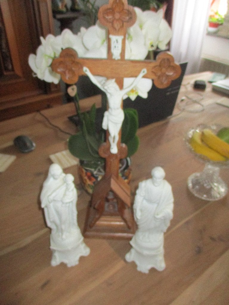 Kruisbeeld met twee beelden Antiek ., Ophalen of Verzenden