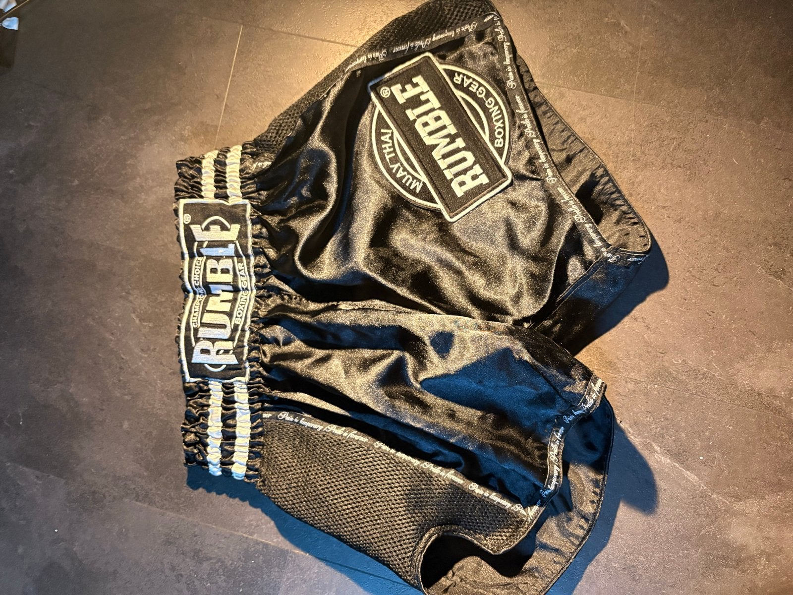 Rumble Muay Thai Boksbroekje Zwart Maat M, Sport en Fitness, Boksen, Ophalen of Verzenden, Zo goed als nieuw, Bokskleding