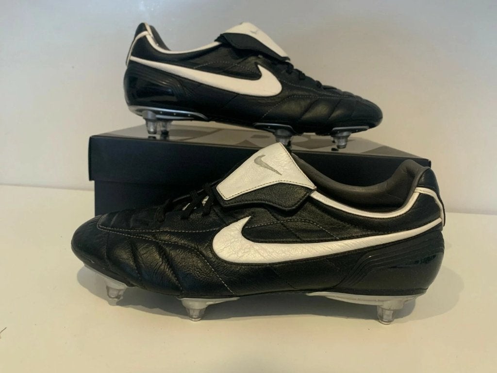 Nike Tiempo Legend V Soccer Cleats / Black<br><br>Co maat 45, Sport en Fitness, Voetbal, Gebruikt, Maat XS of kleiner, Schoenen