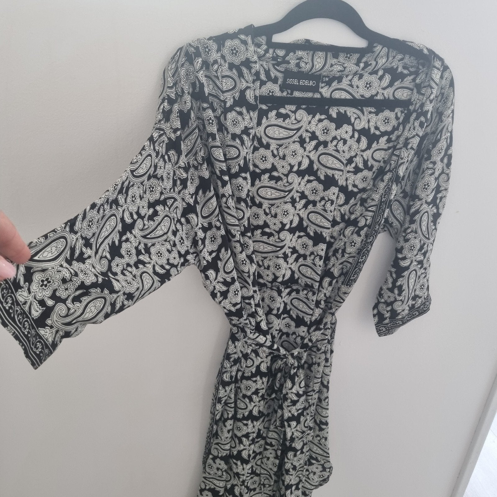 Sissel Edelbo Kimono / Wikkeljurk (S/M) – Uniek & Duurzaam, Kleding | Dames, Jurken, Maat 38/40 (M), Zwart, Zo goed als nieuw