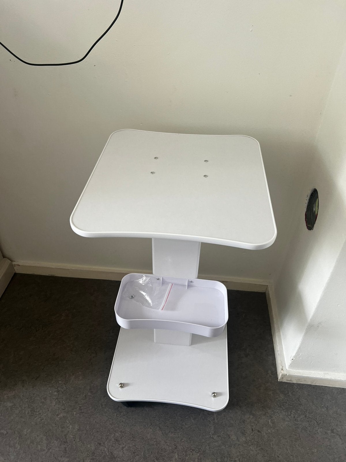 Verrijdbaar tafeltje voor schoonheidssalon, Ophalen