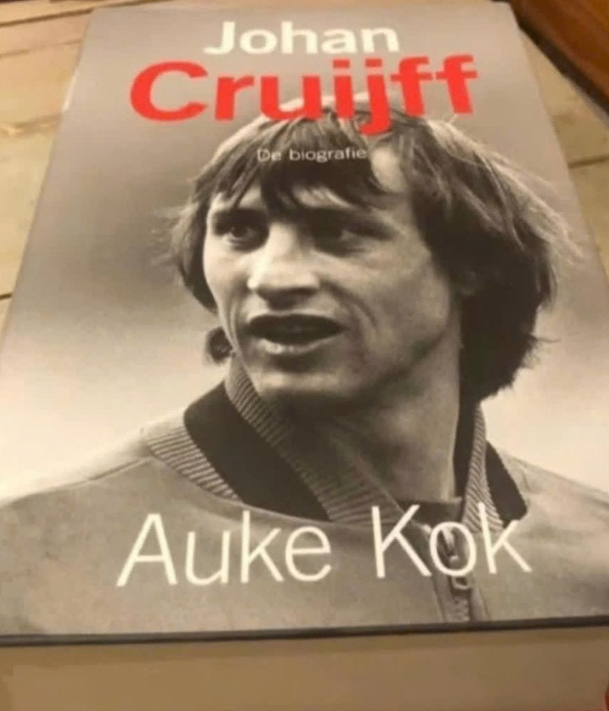 De biografie van Johan Cruijff door Auke Kok uit 2019, Auke Kok, Ophalen of Verzenden, Zo goed als nieuw, Sport
