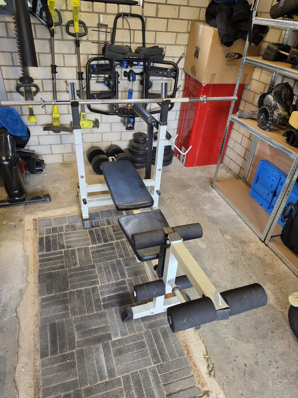 Bankdruk toestel met halterstang en gewichten + lat pulley, Sport en Fitness, Fitnessmaterialen, Ophalen, Gebruikt, Benen, Fitnessbank