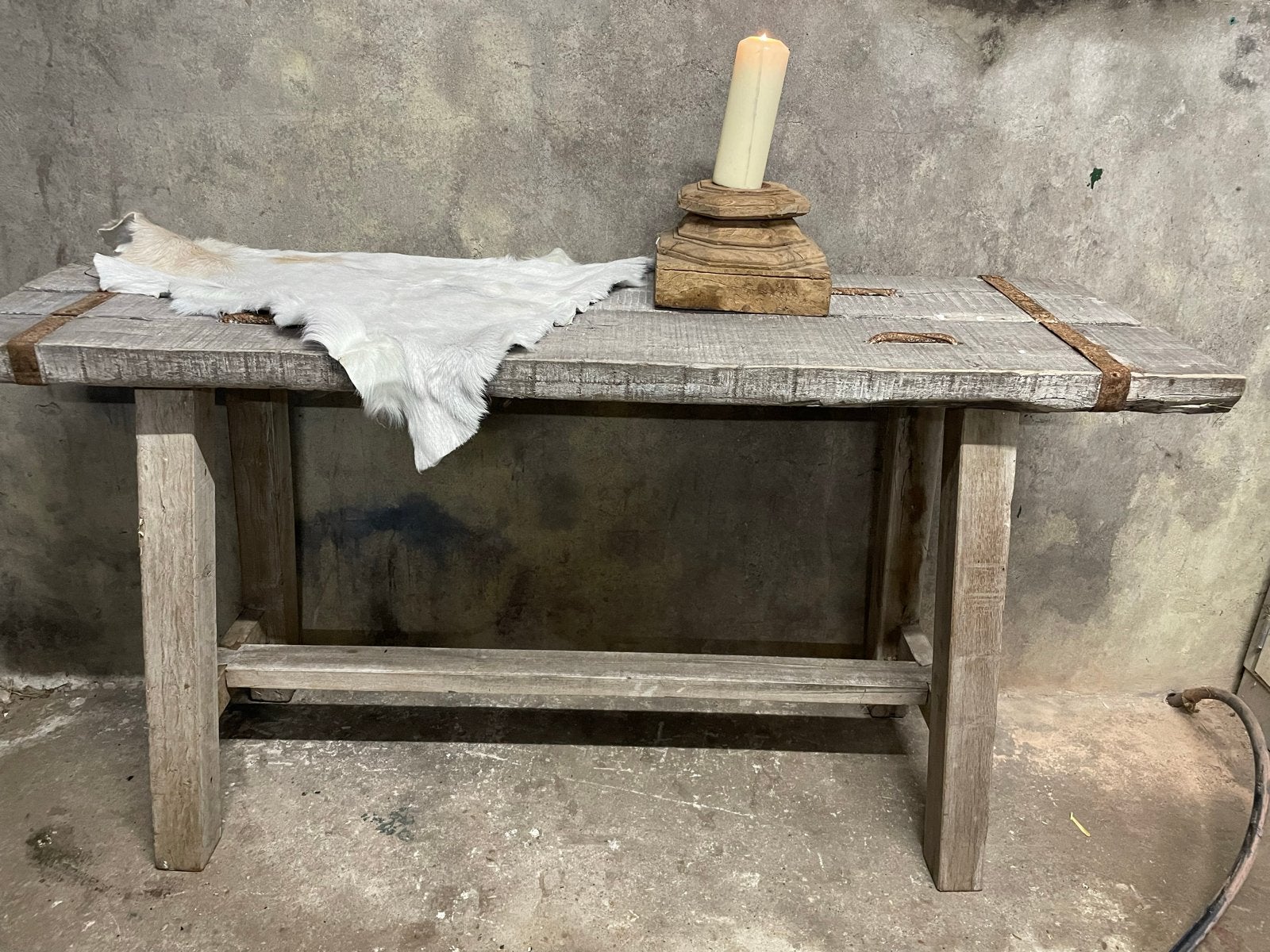 Stoere oude Indiase tafel met metaal - 151x43x80 cm, Huis en Inrichting, Tafels | Salontafels, Ophalen, Minder dan 50 cm, Gebruikt