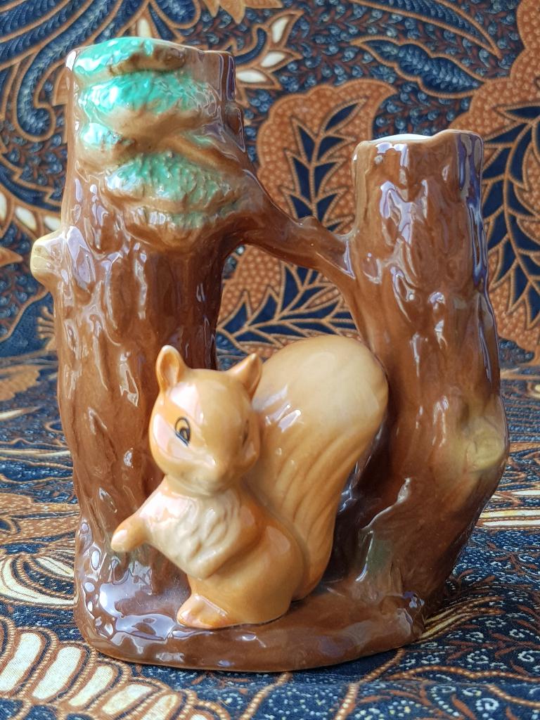 Mooi oud Engelse Hornsea vaasje met eekhoorn en boom 11,8 cm