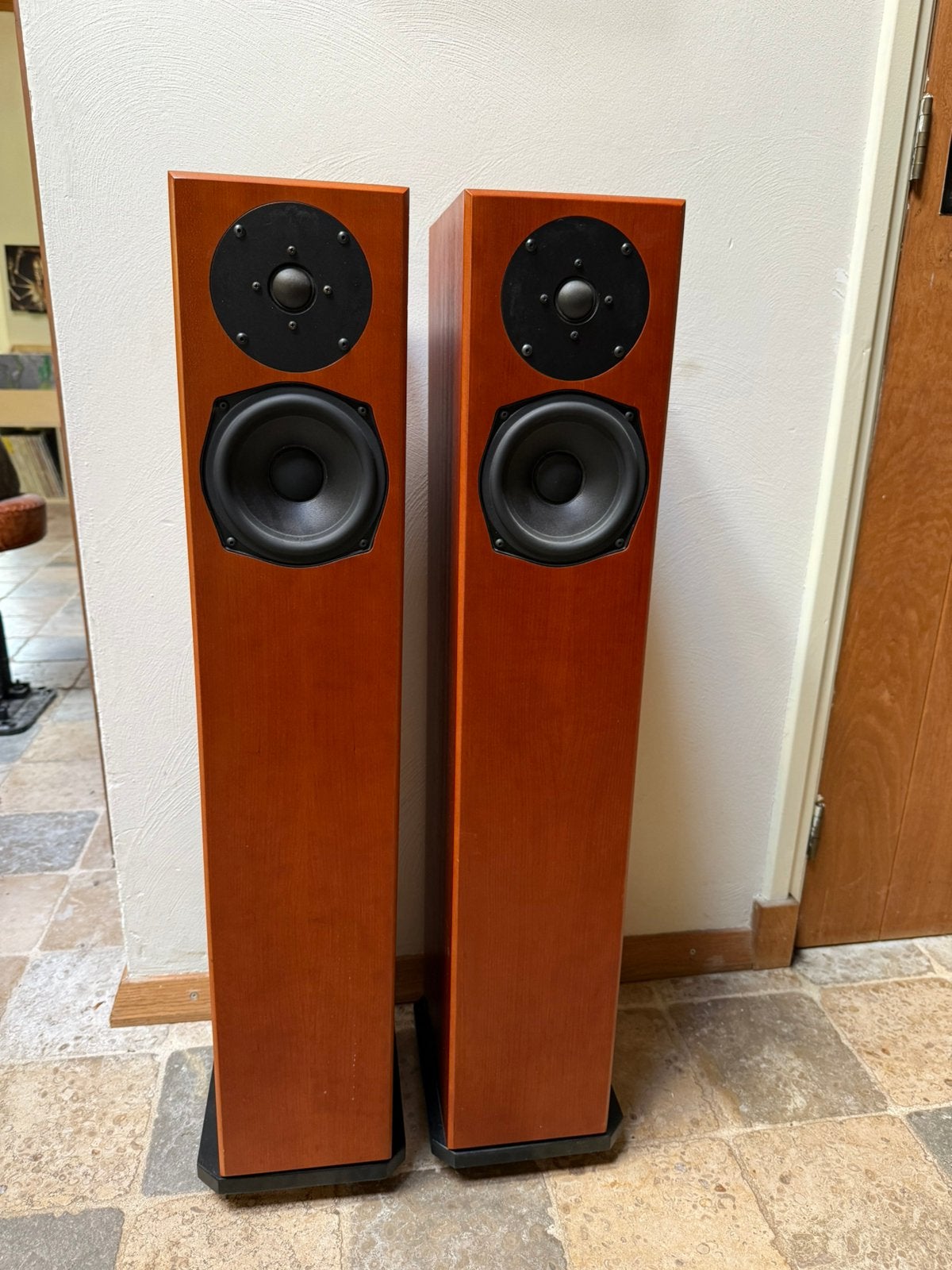 Totem Accoustics Sttaf - kersenhout, Overige typen, Zo goed als nieuw, 60 tot 120 watt, Ophalen