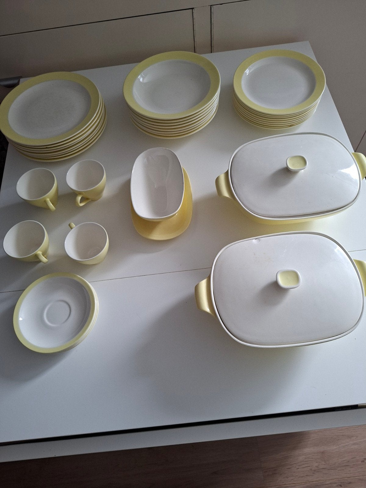 Petrus Regout servies pastel geel, Ophalen