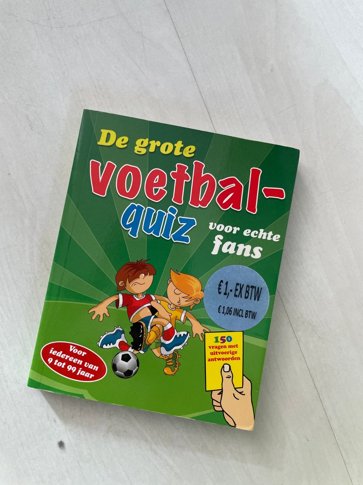 De Grote Voetbal Quiz - Voor echte fans (9-99 jaar), Ophalen of Verzenden, Zo goed als nieuw, Balsport
