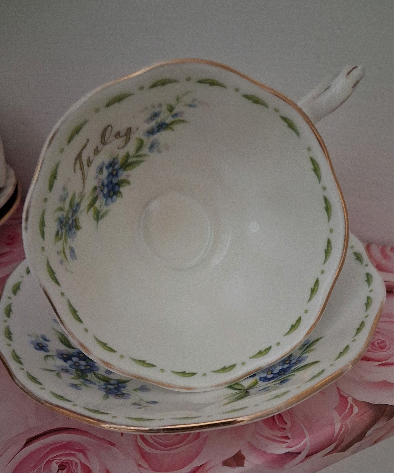 Royal Albert/July, Ophalen of Verzenden