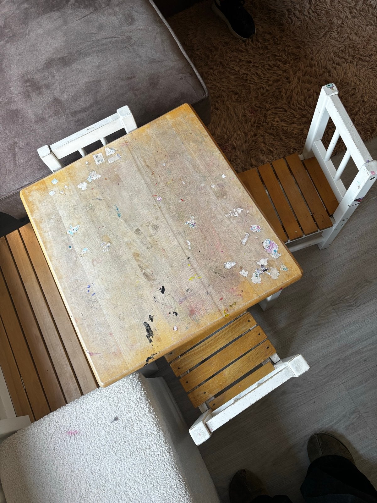 Kindertafel met stoeltjes en bankje met opbergruimte, Ophalen, Gebruikt