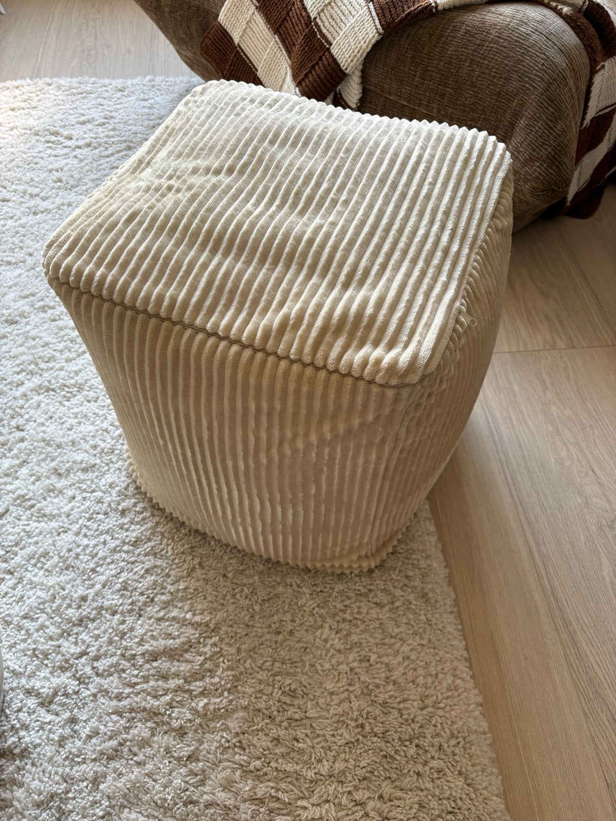 Crèmekleurige ribstof poef - Zo goed als nieuw, Huis en Inrichting, Banken | Voetenbanken en Poefen, Minder dan 50 cm, Vierkant