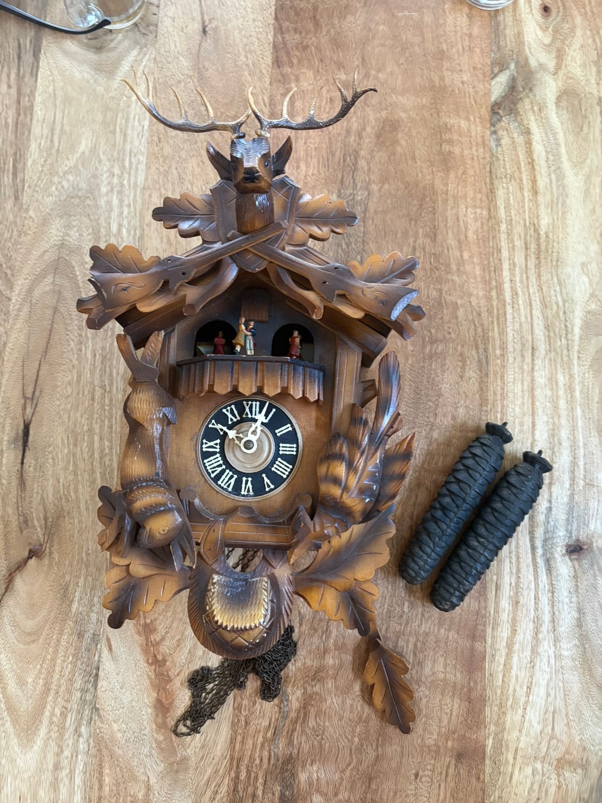 Te koop koekoeksklok met dansende paartjes, Ophalen