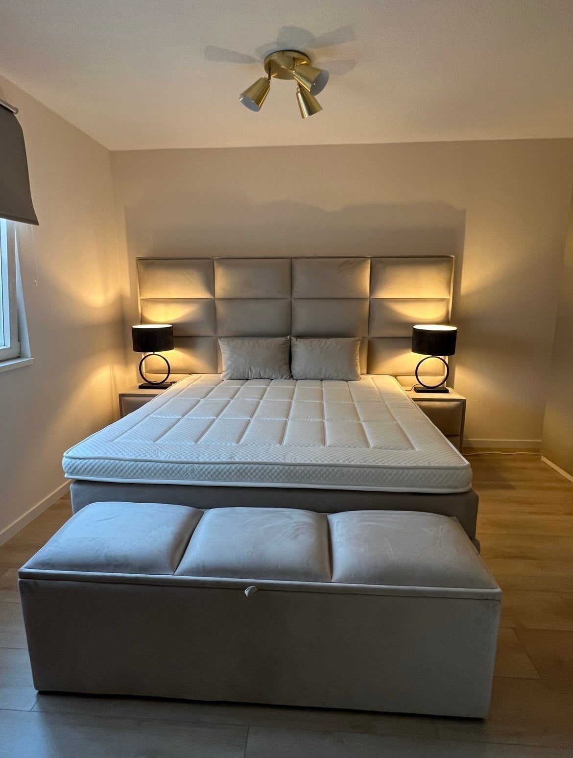 Bed met mooi hoofdbord, nachtkastjes, bank met opbergruimte, Ophalen, Beige, Tweepersoons, Zo goed als nieuw