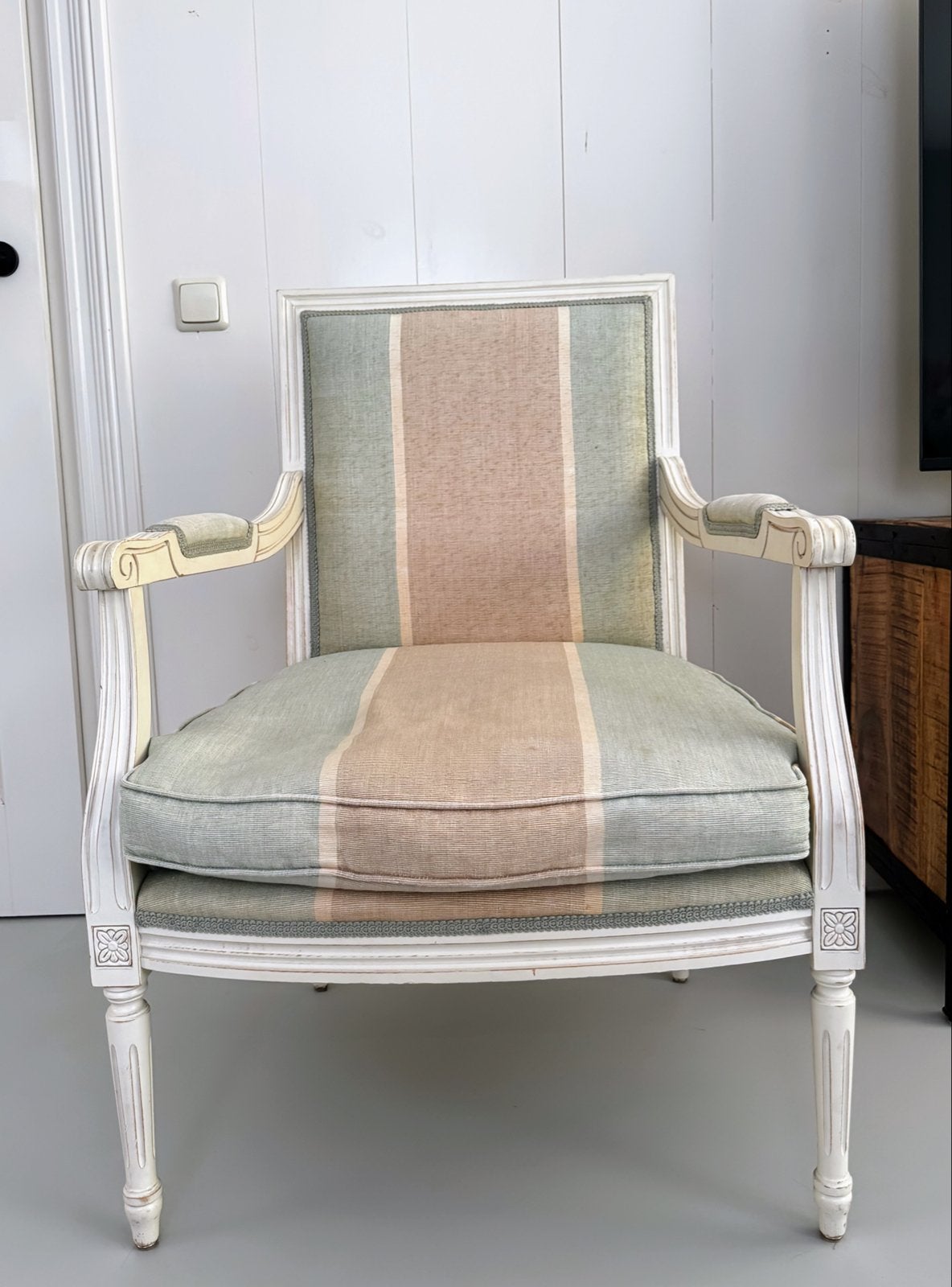 Elegante fauteuil in Louis XVI-stijl met gestreepte bekledin, Ophalen