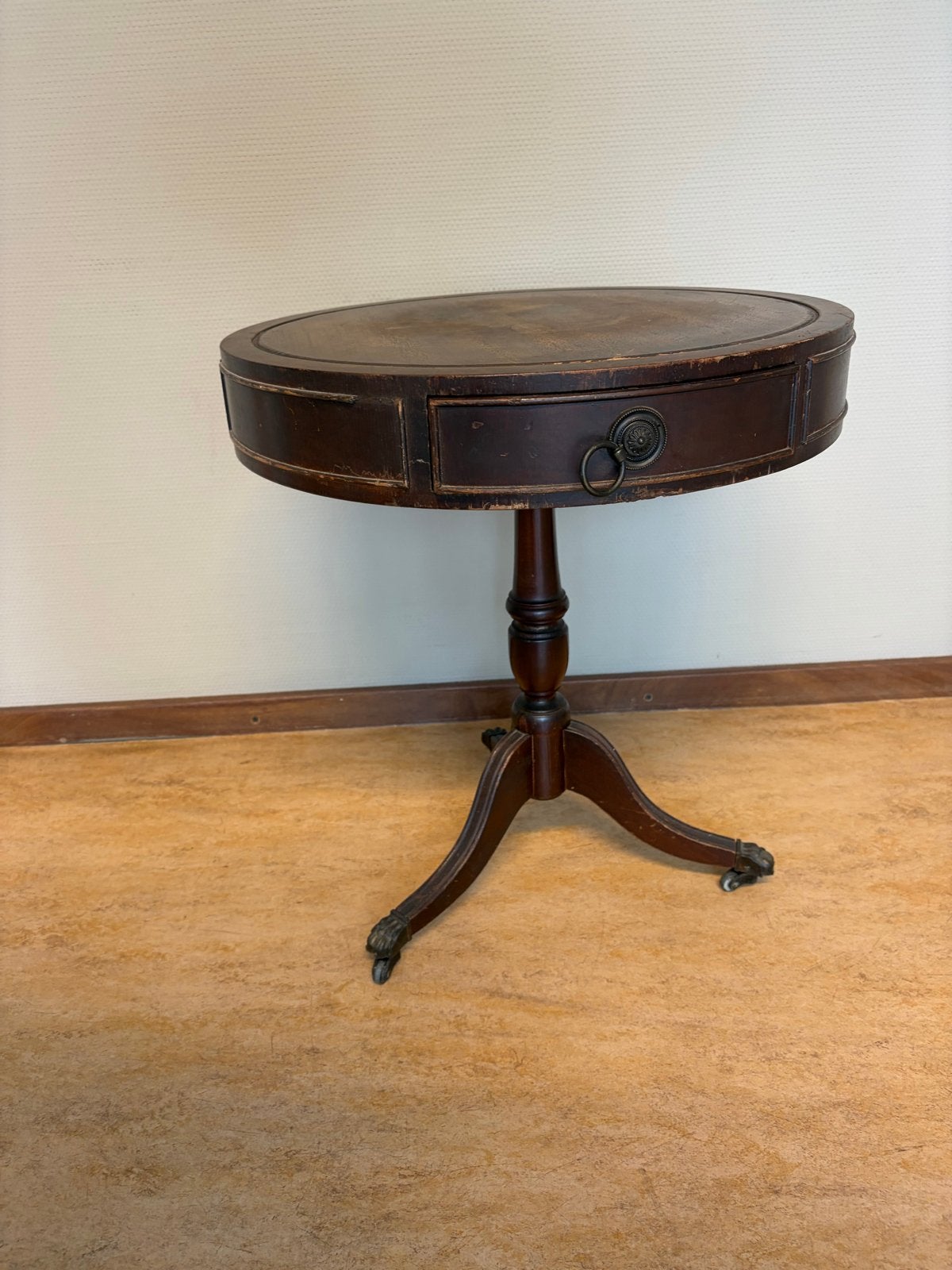 Antieke ronde bijzettafel met lades en klauwpoten, Ophalen of Verzenden