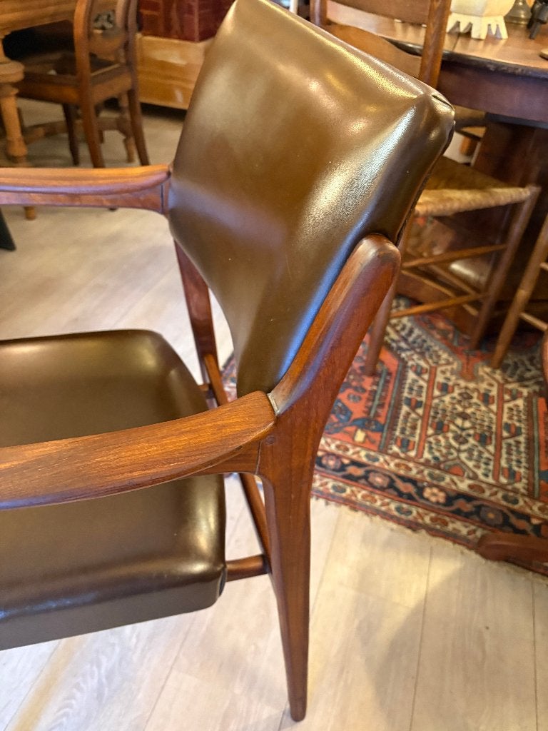 Mid-century Armstoel van Teakhout met donkerbruin skai., Ophalen