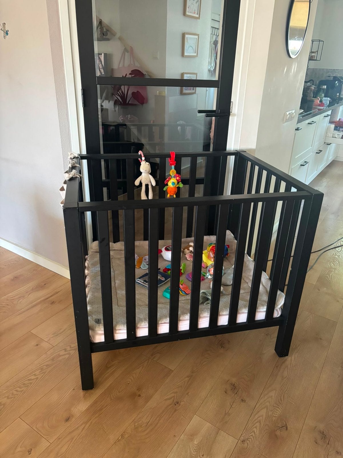 Babybox met speelgoed en accessoires, Ophalen, Zo goed als nieuw