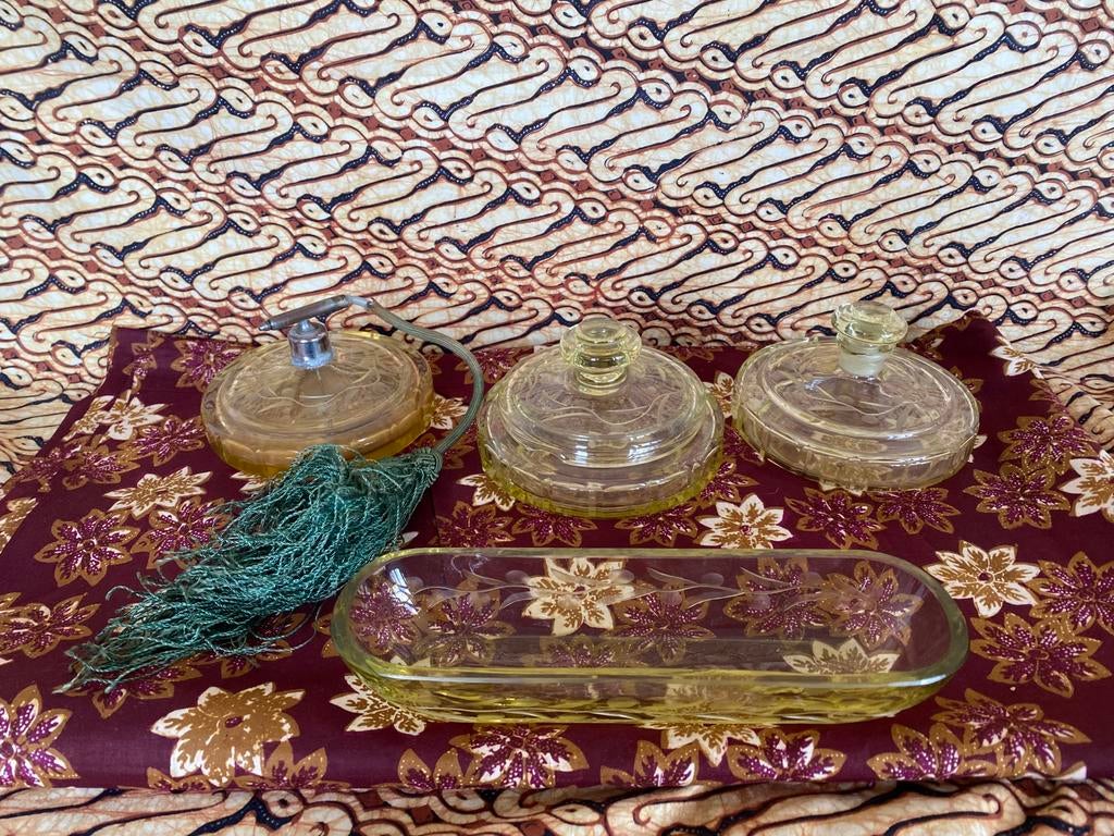 ANTIEKE ART DECO KRISTALGLAZEN BADKAMER ACCESSOIRES., Ophalen of Verzenden, Gebruikt, Geel, Overige typen