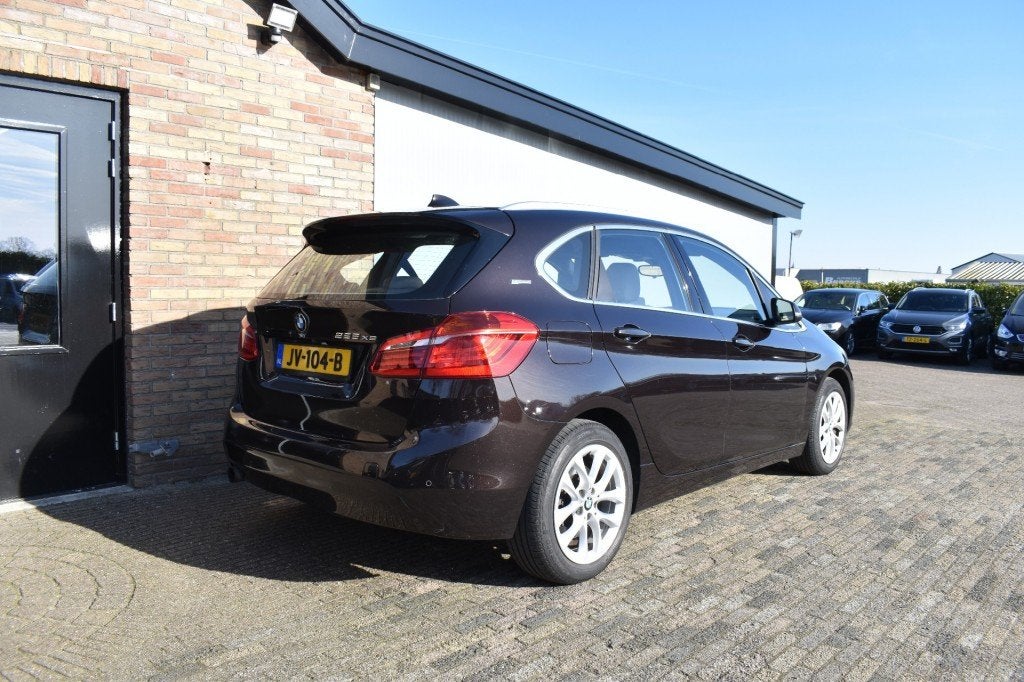 Bmw 2-SERIE 225XE CENT.HIGH EX. Xenon, Navi, Leder, Cruise,, Auto's, BMW, Automaat, 136 pk, Gebruikt, Bruin