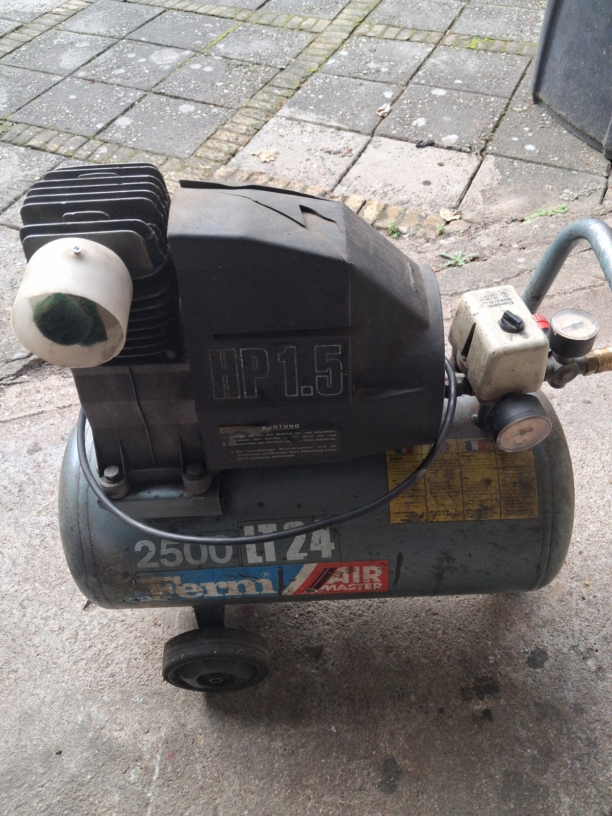 Compressor 220V - 24 liter - 8 bar, Ophalen, Gebruikt, 6 tot 10 bar, Minder dan 200 liter/min