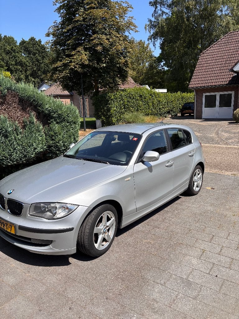 BMW 1-Serie 2.0 118I 5DR 2010 Grijs, 1-Serie, Achterwielaandrijving, 1995 cc, Zwart