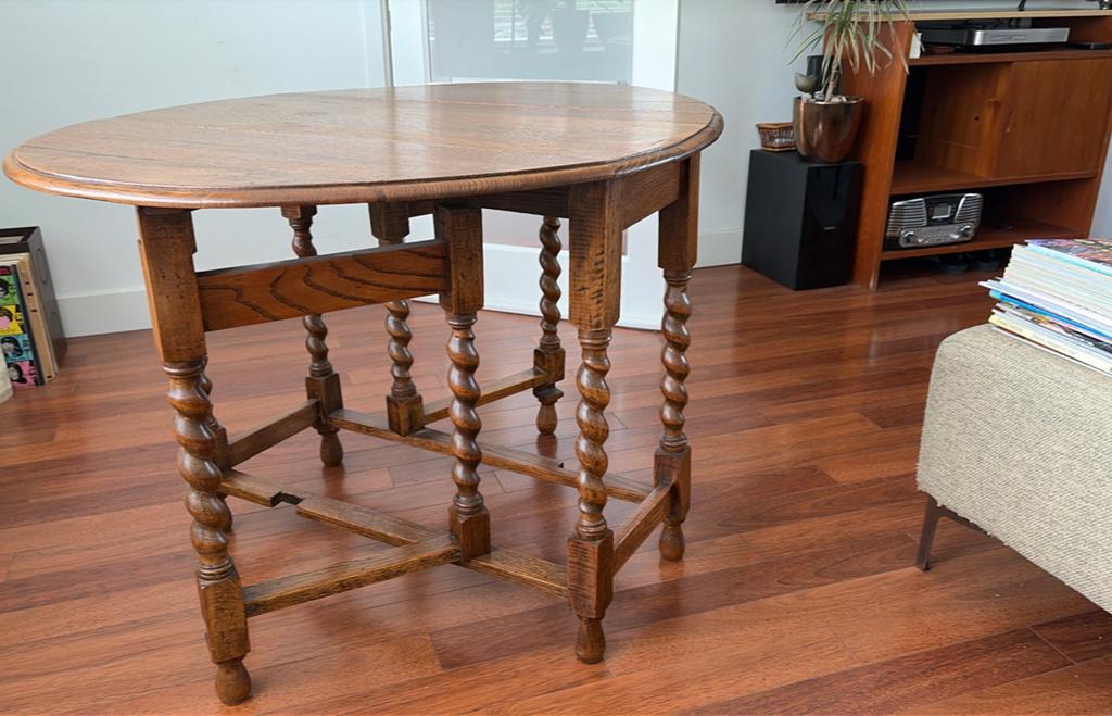 Hangoor tafel (gate leg), Ophalen