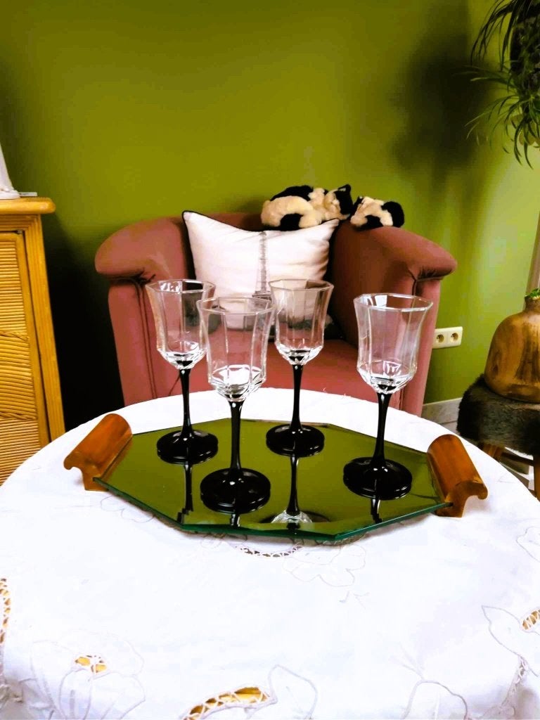4 elegante wijnglazen zwarte voet perfecte staat., Antiek en Kunst, Antiek | Glas en Kristal, Ophalen of Verzenden