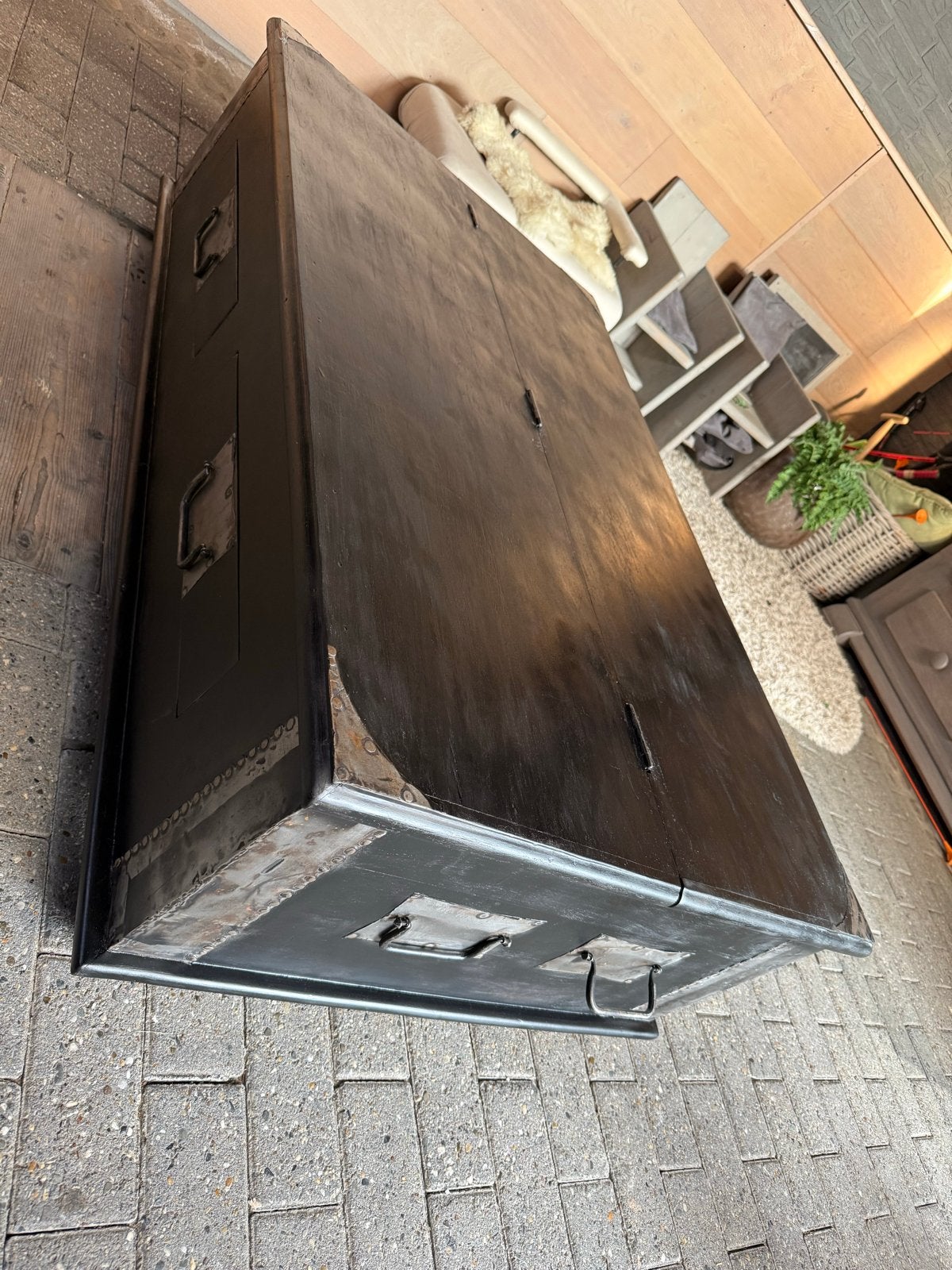 Unieke salontafel kist/bank van  hardhout en metaal, Ophalen, 100 tot 150 cm, Zo goed als nieuw, 5 – 50