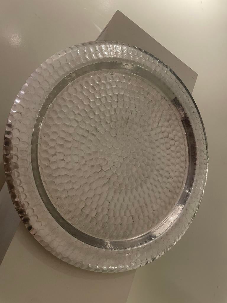 Zilverkleurig rond dienblad met gehamerd patroon, Ophalen of Verzenden, Gebruikt, Rond, Metaal