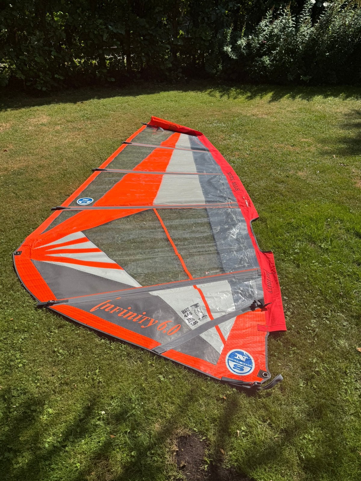 North Sails Infinity | 5.0 en 6.0m | Mast | Mastvoet, Watersport en Boten, Windsurfen, Ophalen, Gebruikt, 5 tot 6.5 m², Met draagtas