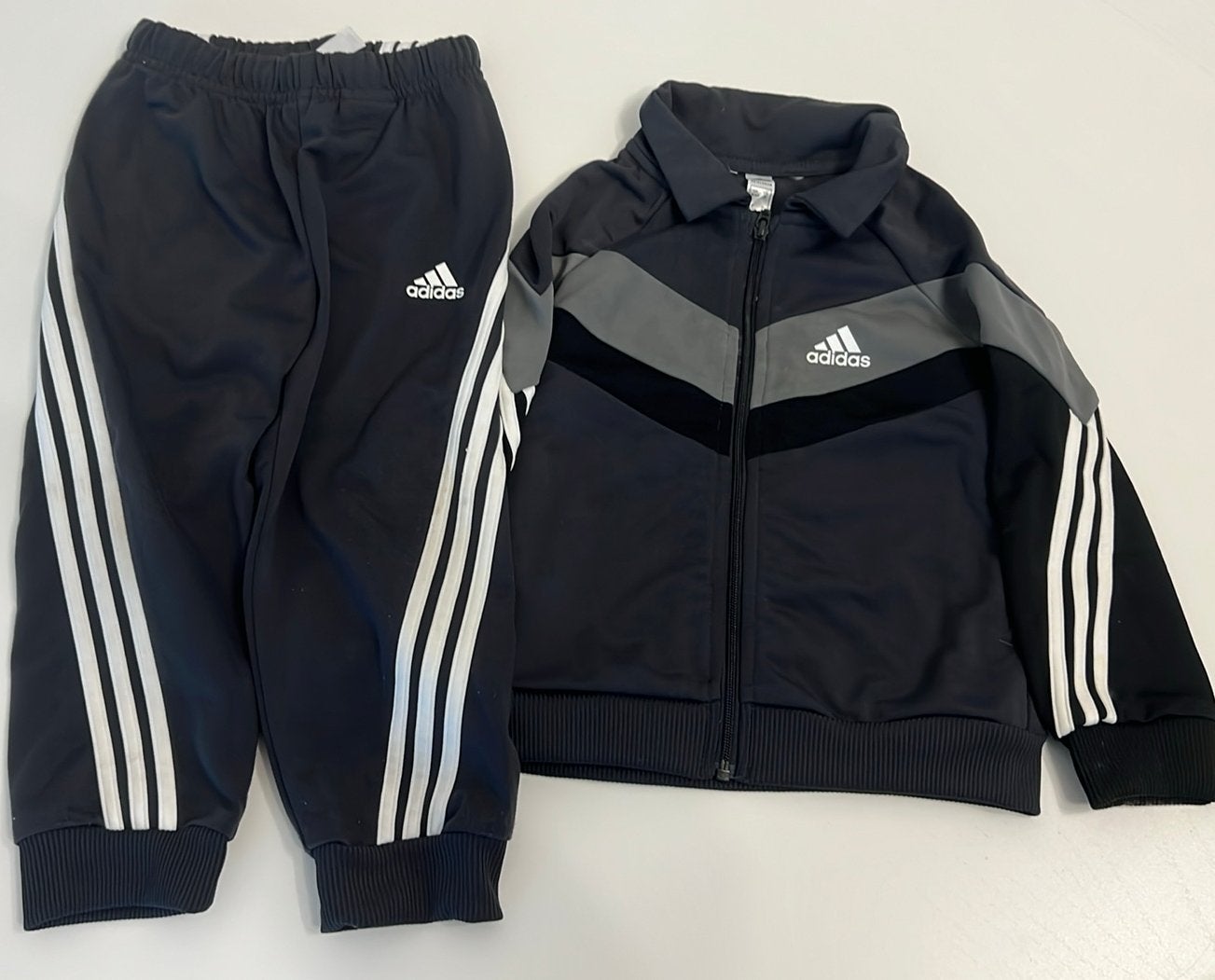 Adidas 2 jaar jongens, Ophalen of Verzenden, Zo goed als nieuw, Overige maten