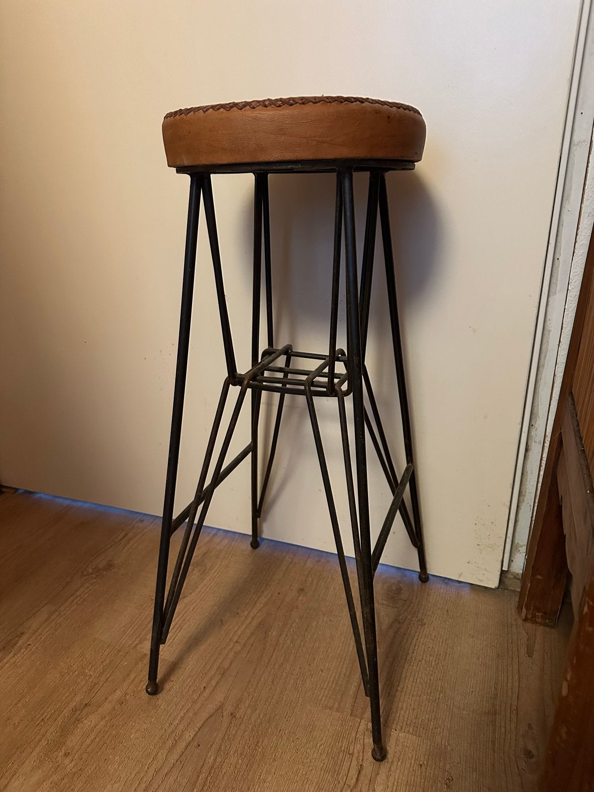Vintage barkruk met leren zitting en metalen onderstel, Ophalen, Gebruikt, Met voetsteun, 60 tot 90 cm