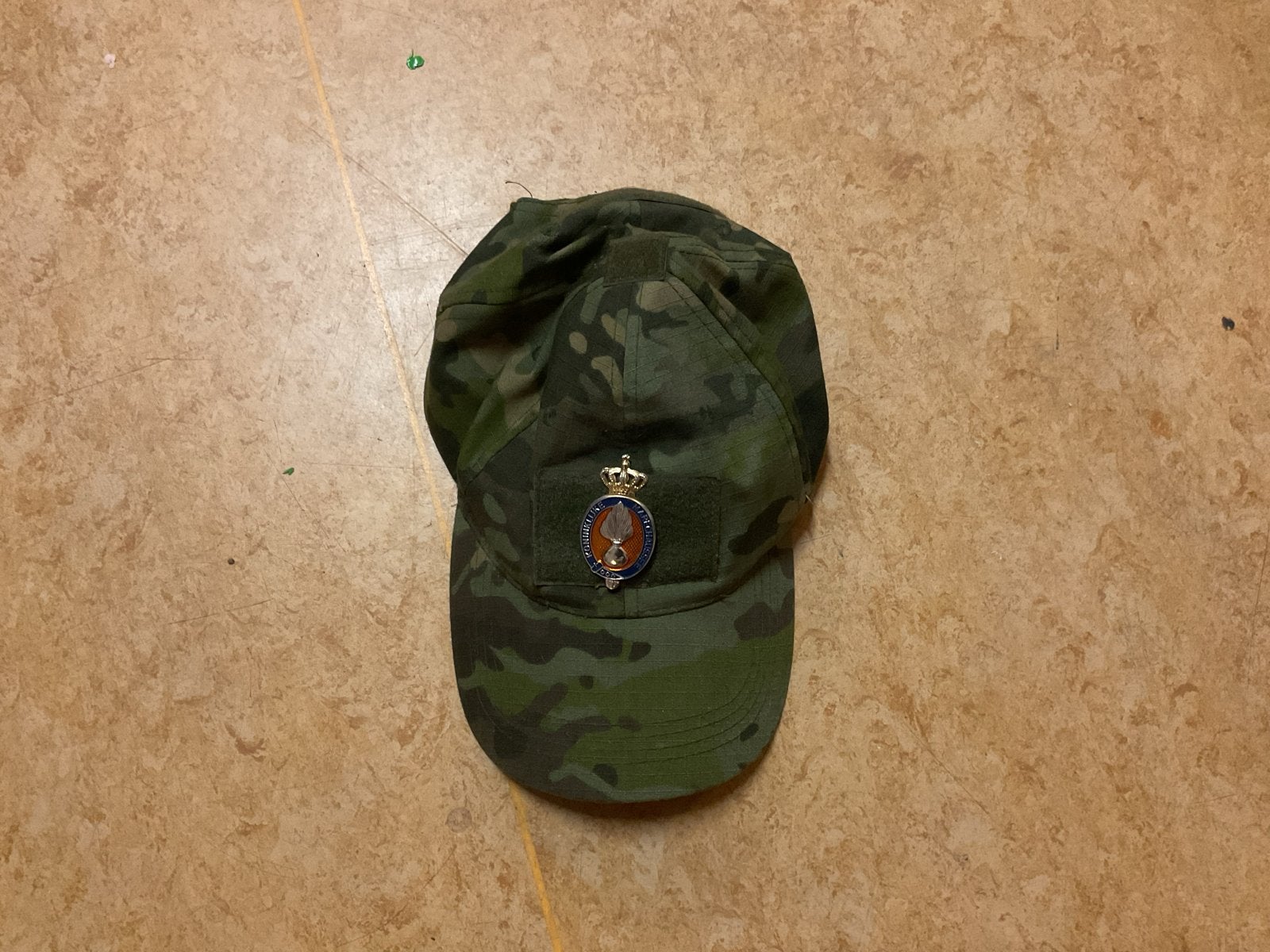 Camo pet met embleem - Zo goed als nieuw, Ophalen of Verzenden, Zo goed als nieuw, One size fits all, Pet