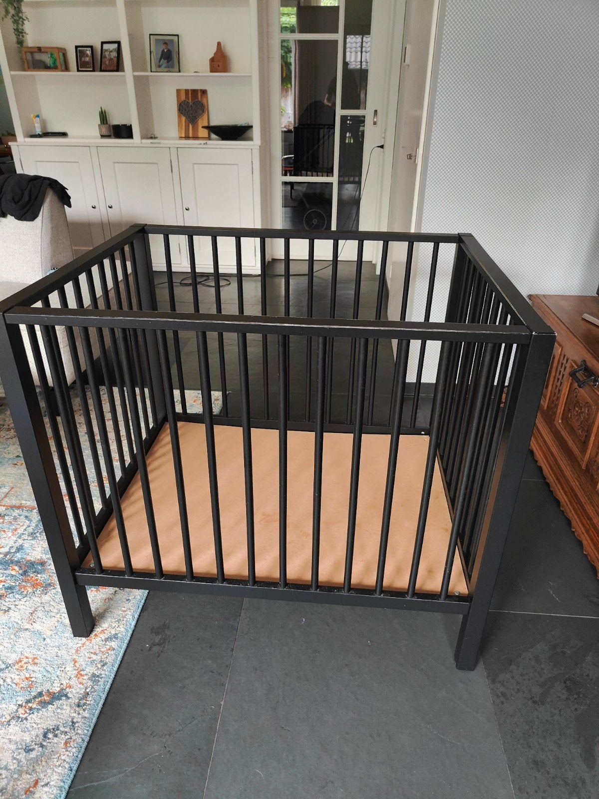Zwarte babybox - Stevig en veilig voor uw kleintje, Kinderen en Baby's, Ophalen, Gebruikt, Vierkant, Boxkleed