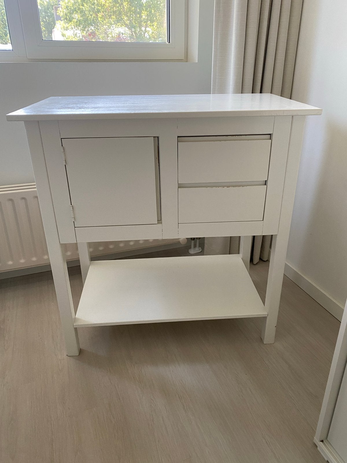 Zelfgemaakte wit houten commode met lades en deurtje, Ophalen, Gebruikt, 75 tot 100 cm, Voetruimte