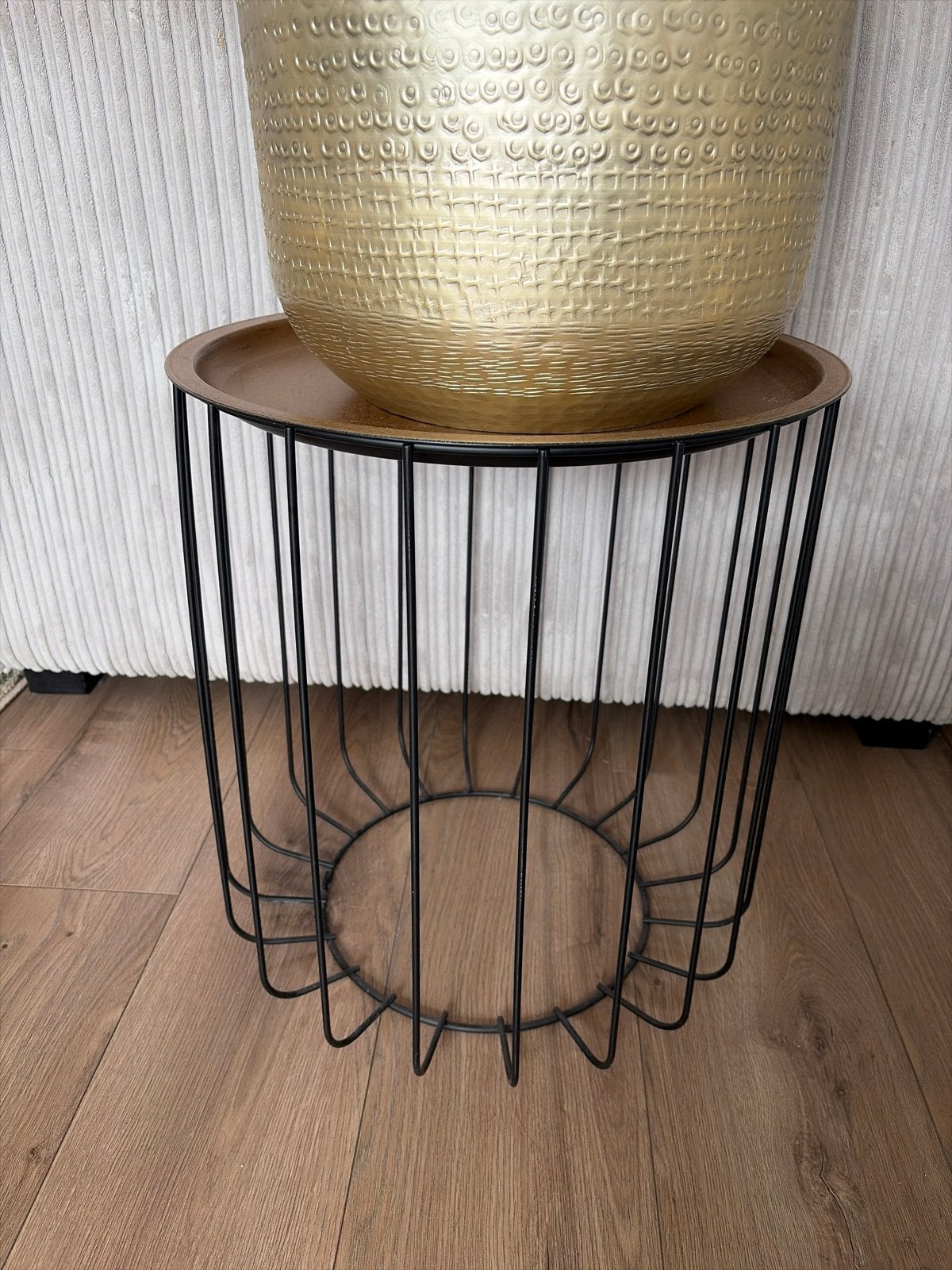 Zwarte metalen bijzettafel met gouden blad, Huis en Inrichting, Tafels | Bijzettafels, Minder dan 55 cm, Metaal of Aluminium, Rond
