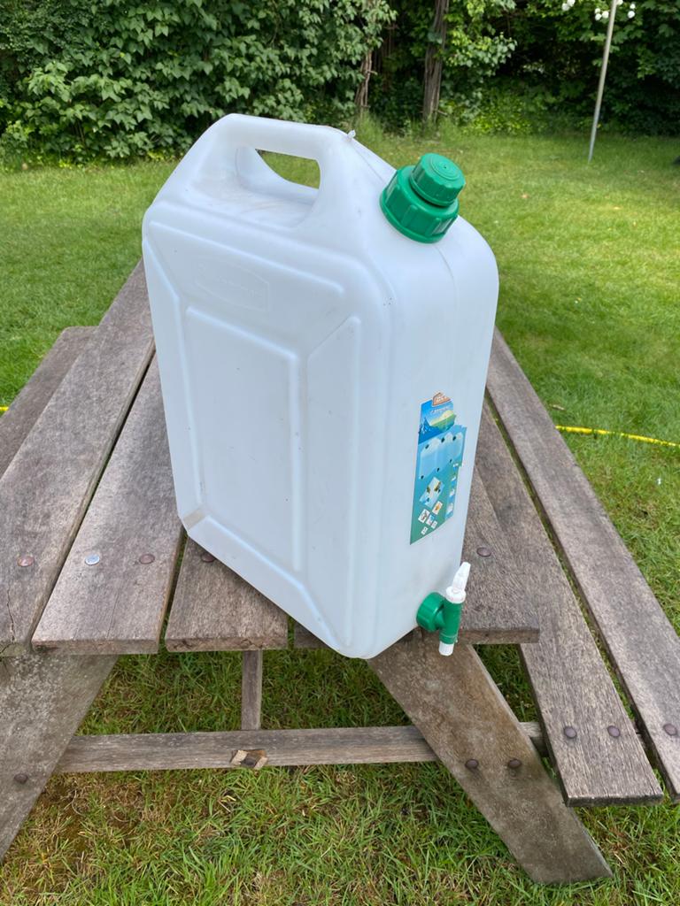 Rubbermaid 20 liter schoonwatertank met kraan, Caravans en Kamperen, Ophalen, Gebruikt