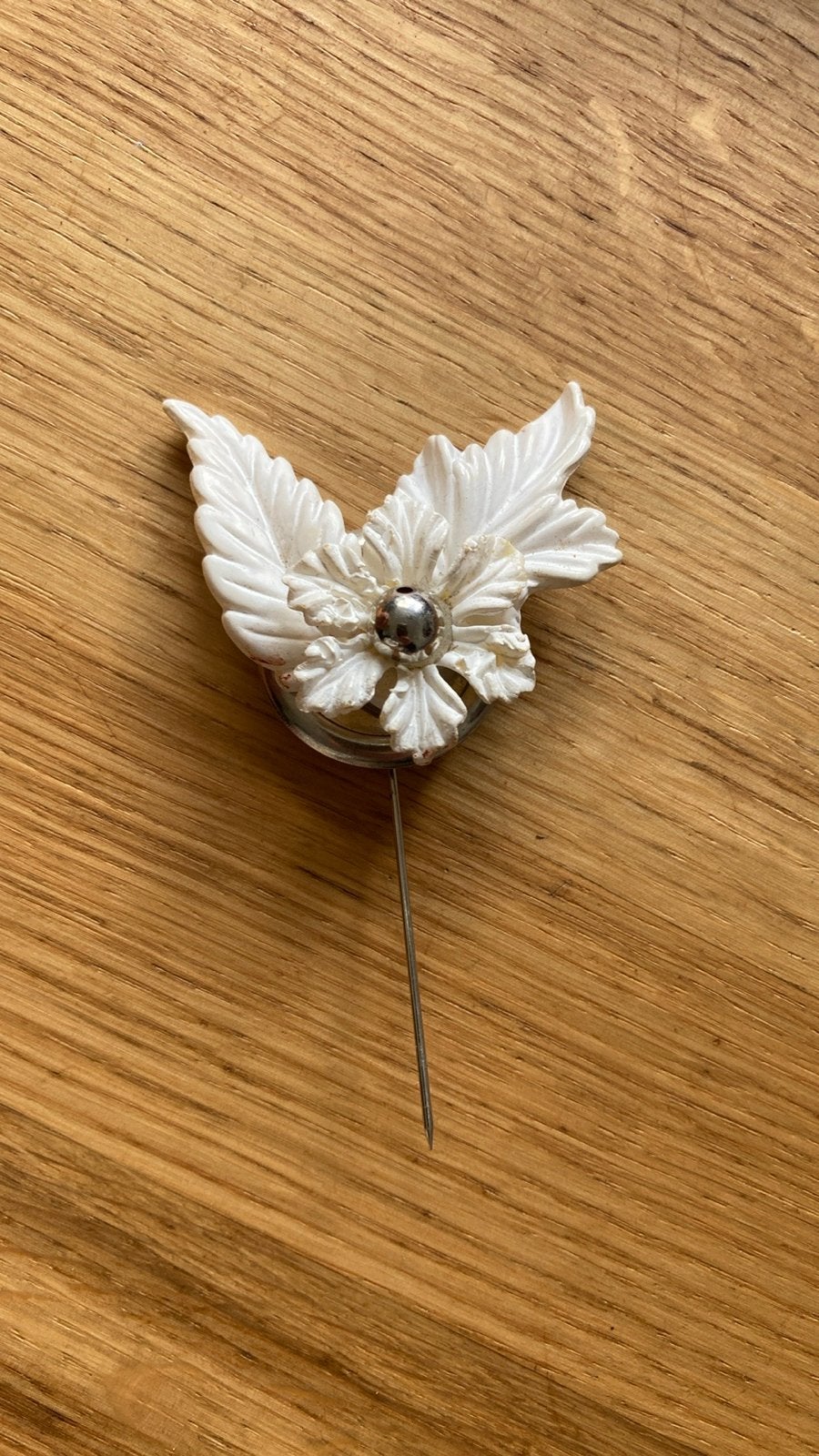 Vintage hoedenspeld Witte Bloem met Bladeren, Ophalen of Verzenden, Zo goed als nieuw, Dier of Natuur, Speldje of Pin