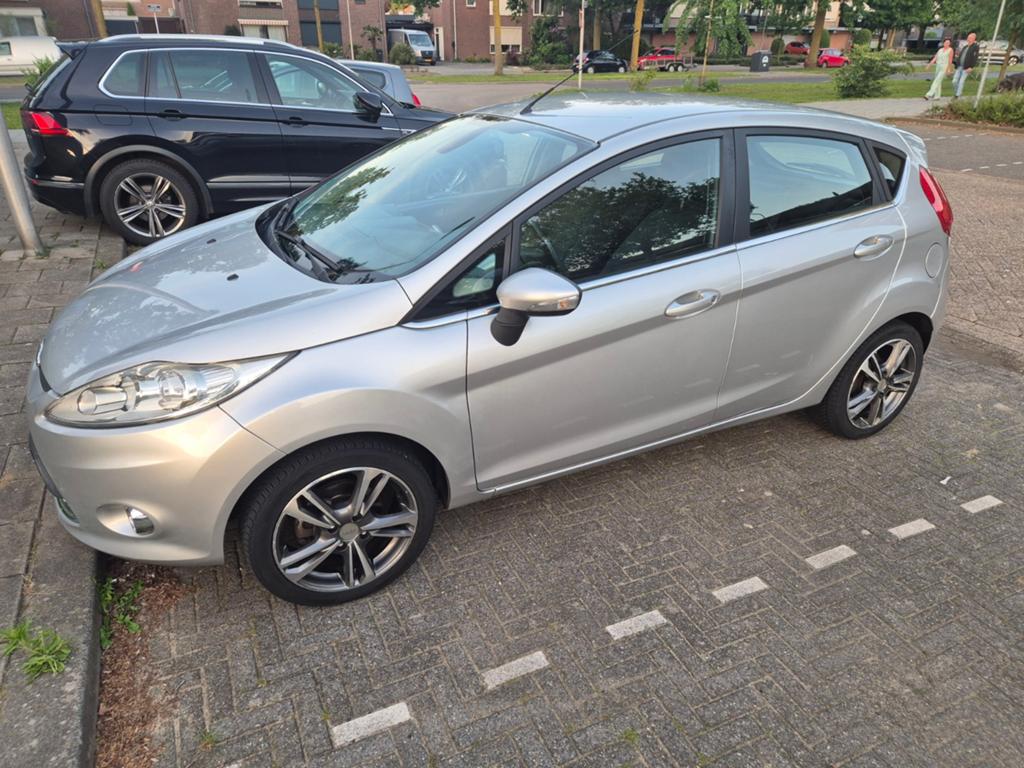 Ford Fiësta 1.25 60KW 5DR 2010 Grijs, Auto's, Ford, Voorwielaandrijving, Stof, 1242 cc, Origineel Nederlands